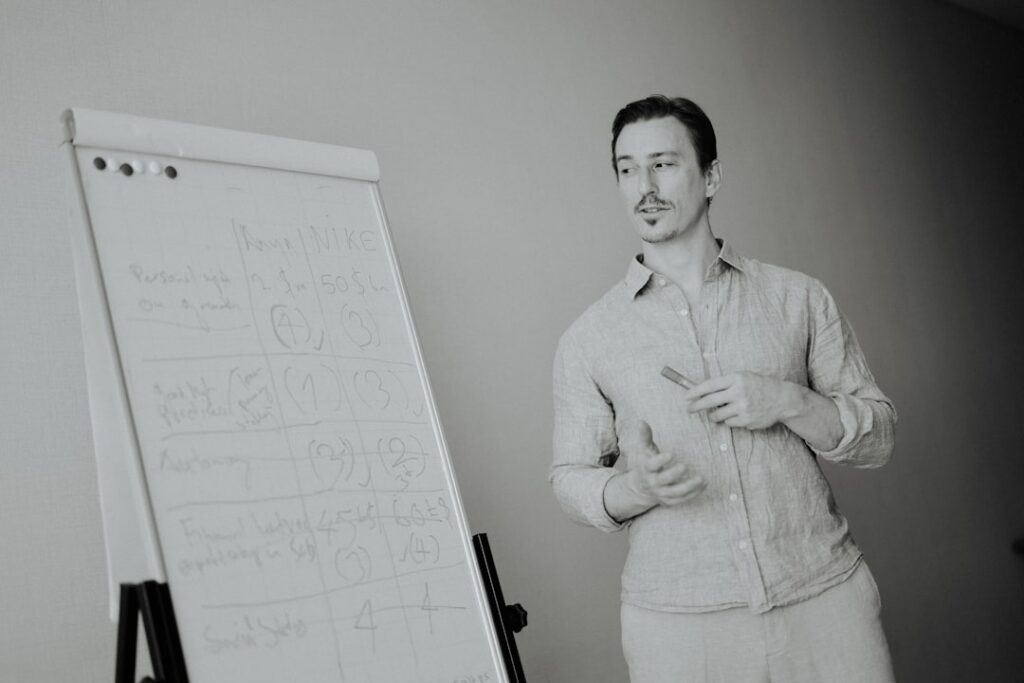 Phrase d'accroche commerciale - présentation commerciale devant tableau blanc