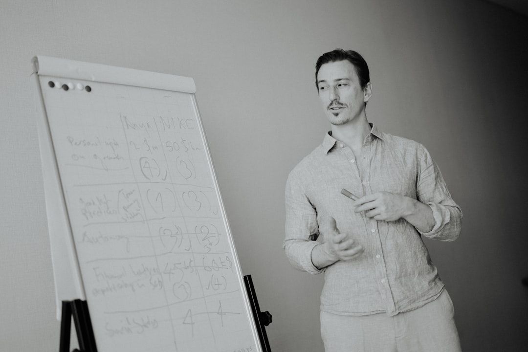 Phrase d'accroche commerciale - présentation commerciale devant tableau blanc