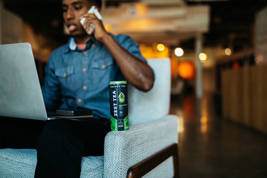 Prospection téléphonique - homme d'affaires au téléphone pour appel commercial